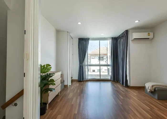 Spacious 3br Bkk Near 3 Private Bathrooms Family Ferienhaus Bangkok